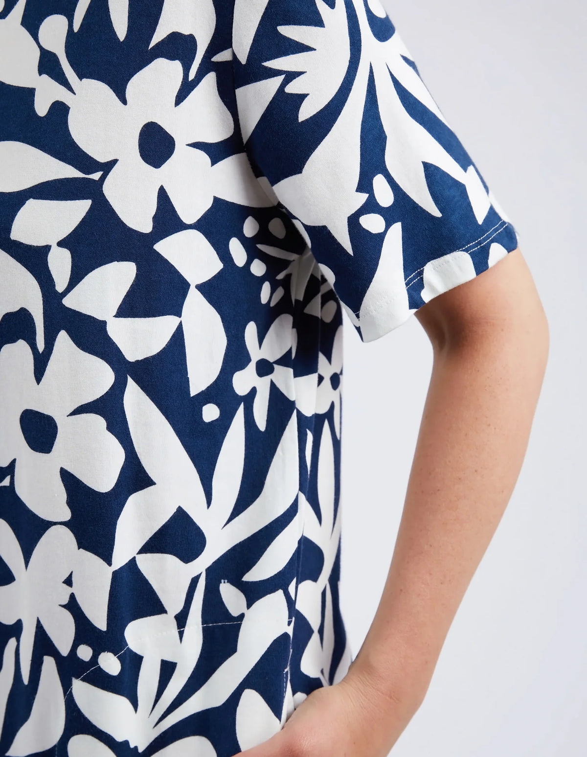 Stencil Floral Tee Dress / Naval Blue